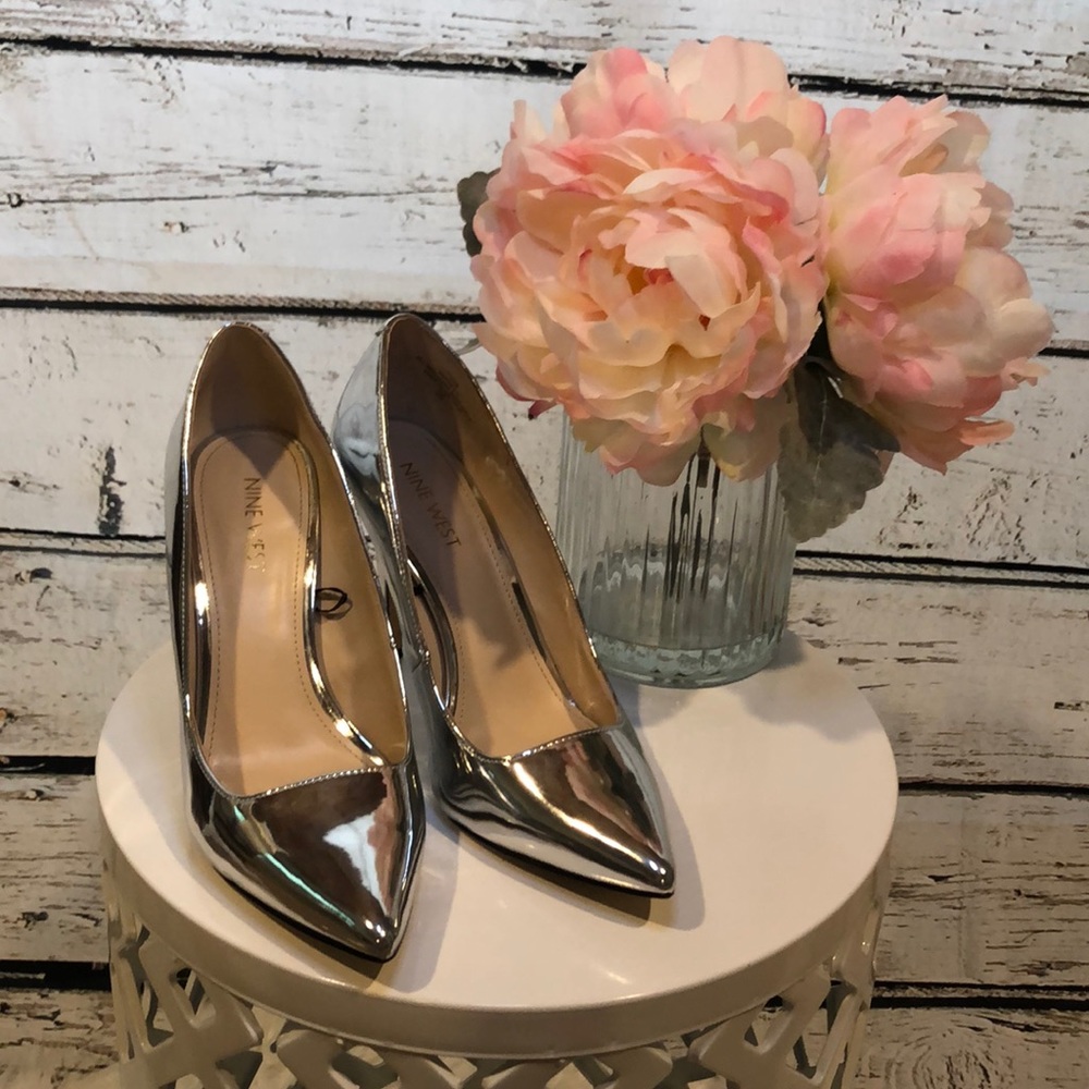 Nine West 7 1/2W shiny silver pumps 👠 Like New